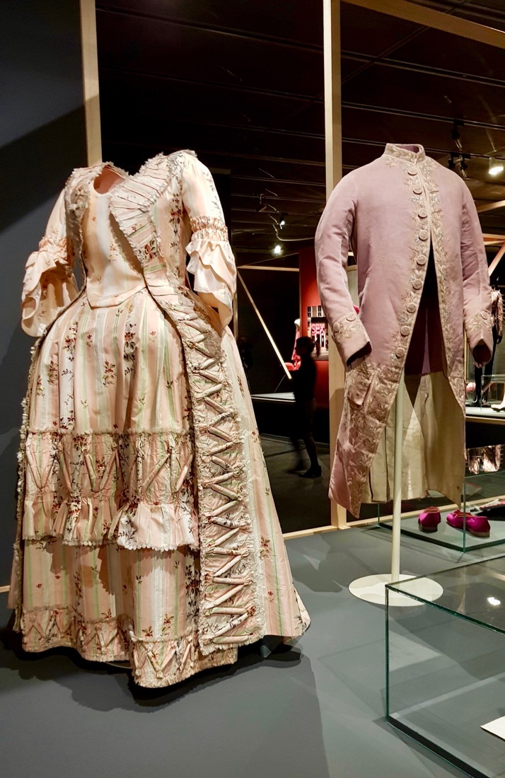Vestido y casaca rococós. 1775-85