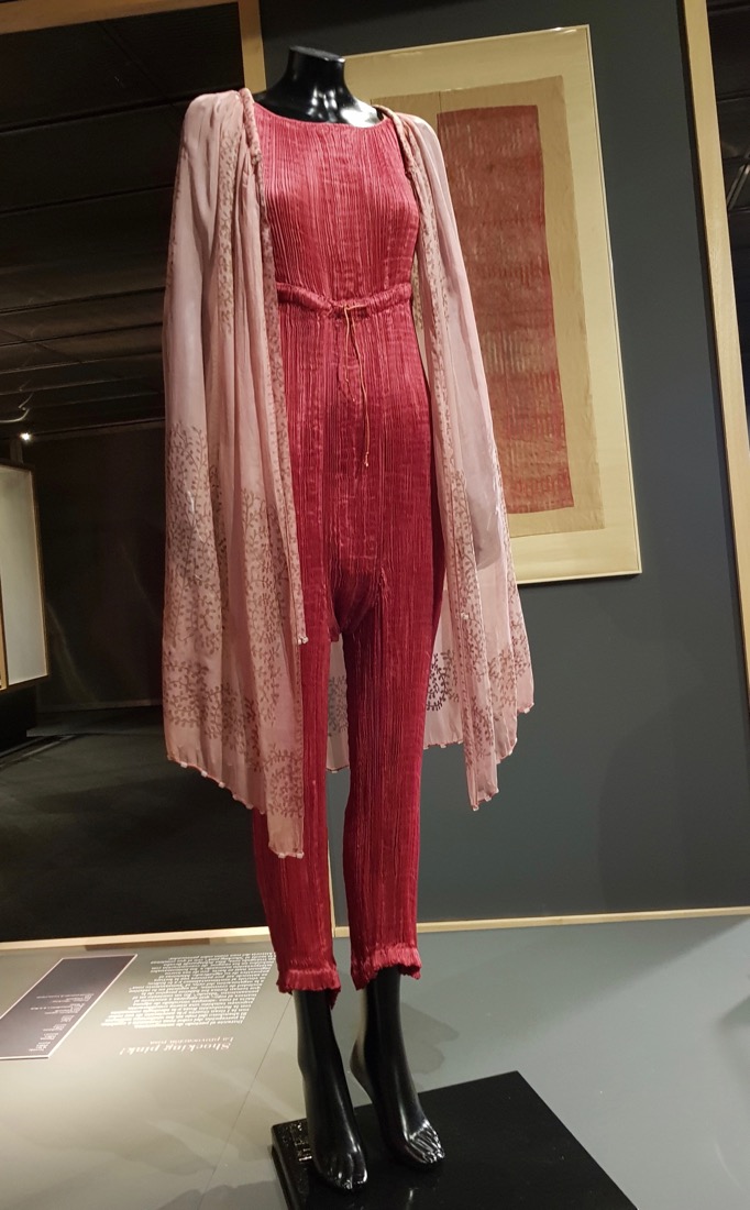 Mono Delphos, Fortuny