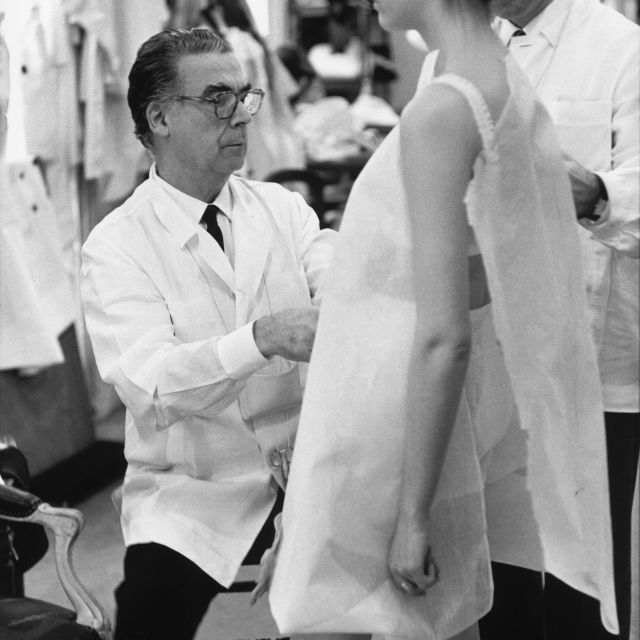 Balenciaga trabajando