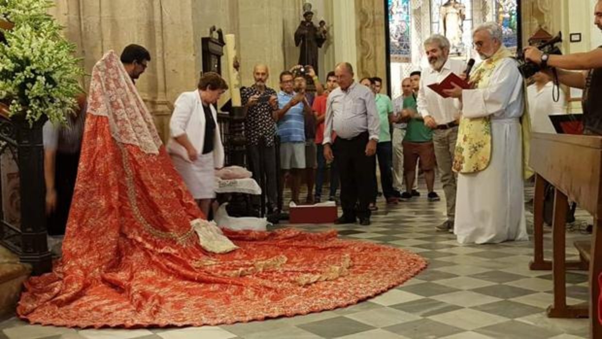 Entrega y bendición del manto