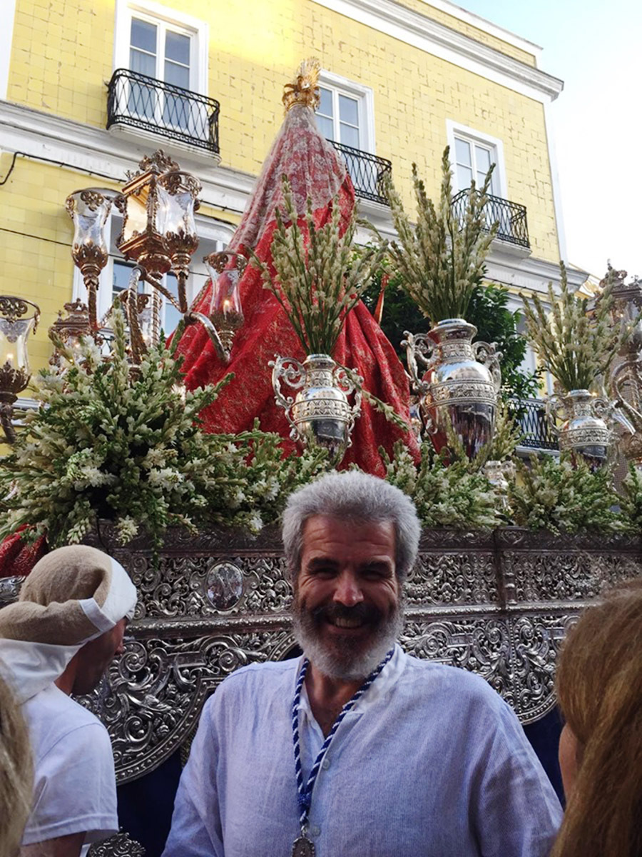 Caprile, feliz, en la procesión