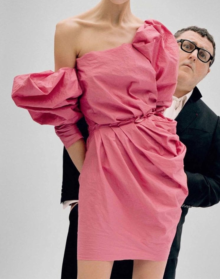 Con un modelo rosa