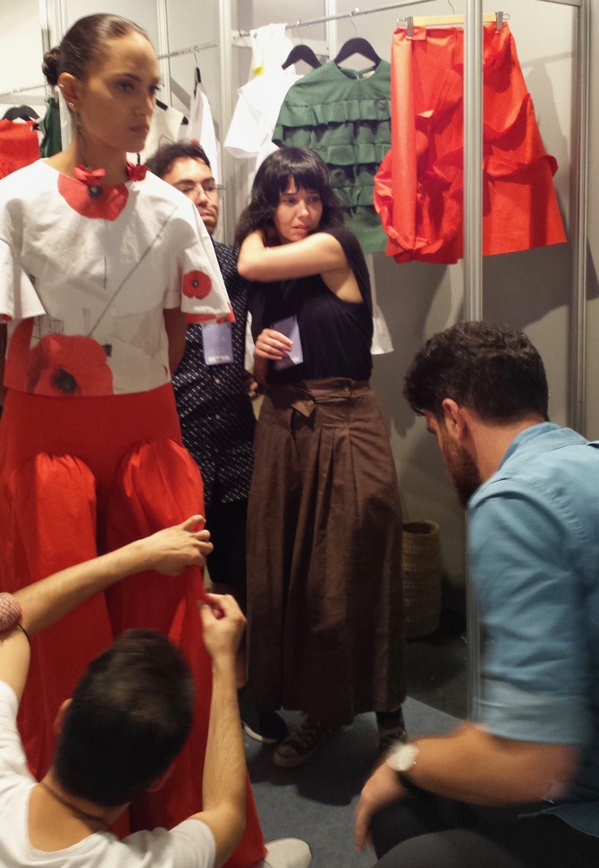 En el fitting de su colección