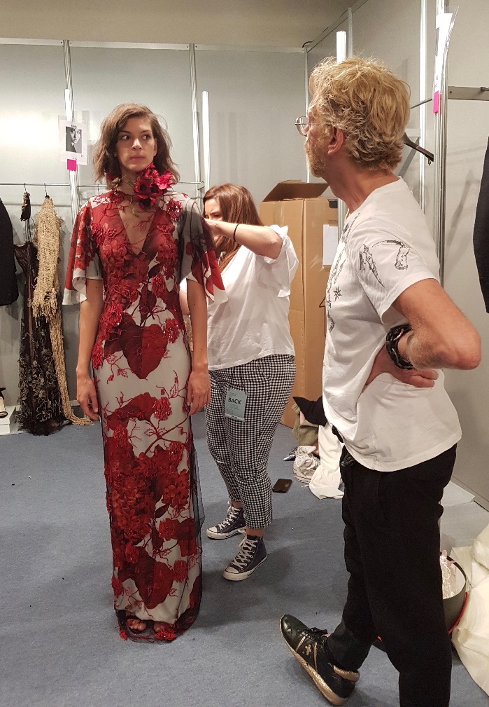 Juanjo ajustando trajes