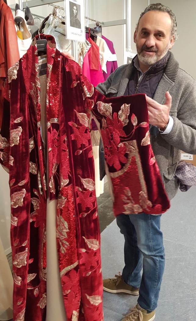 Con un kimono bordado