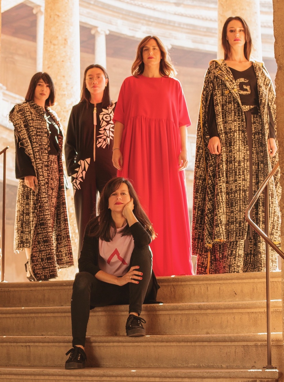 Pilar Dalbat y algunas modelos en La Alhambra