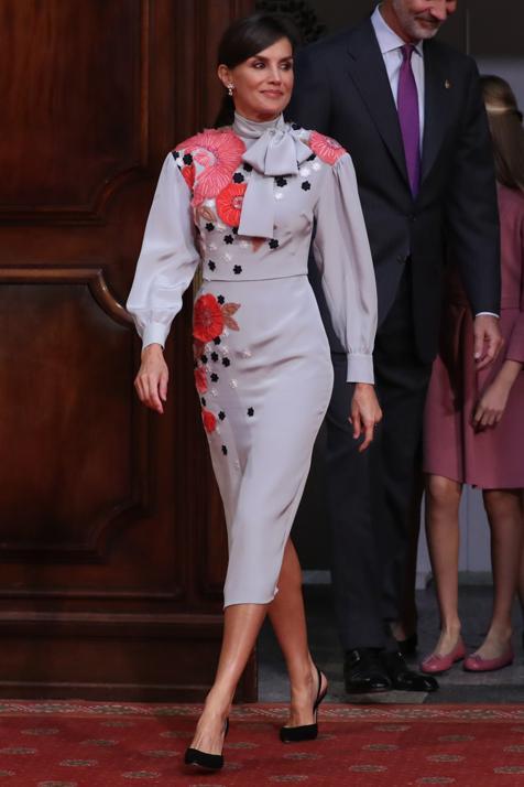 La reina Letizia, vestida de JV