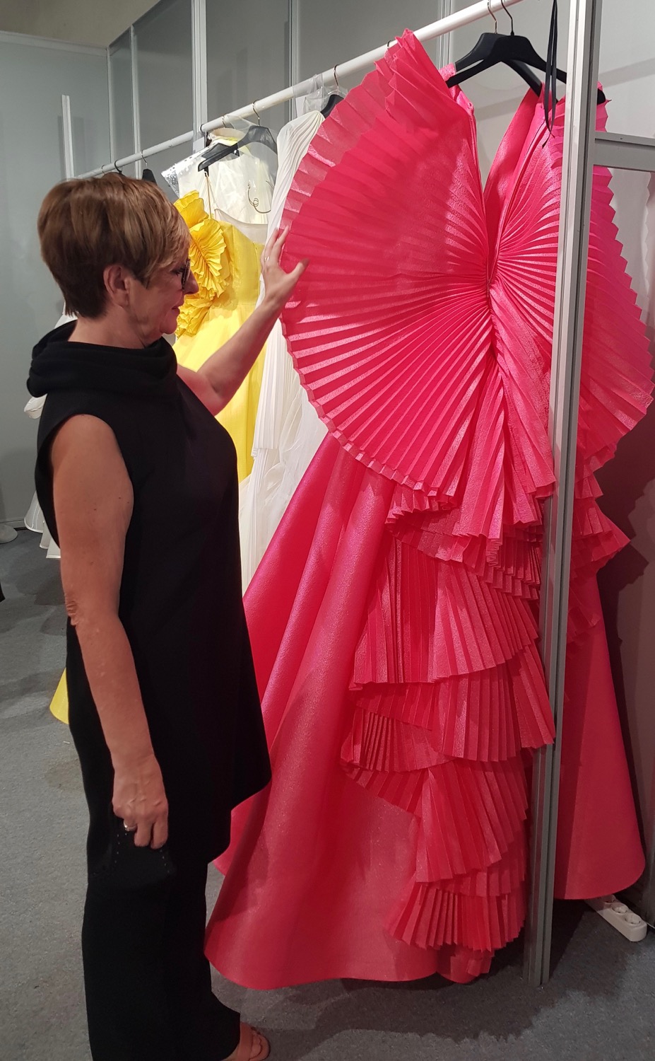 Mostrando un traje
