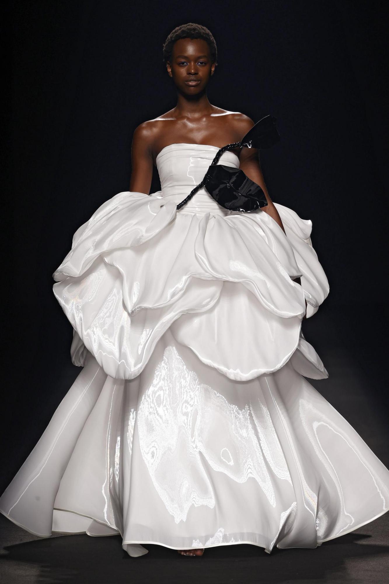 Vestido hecho con botellas de plástico