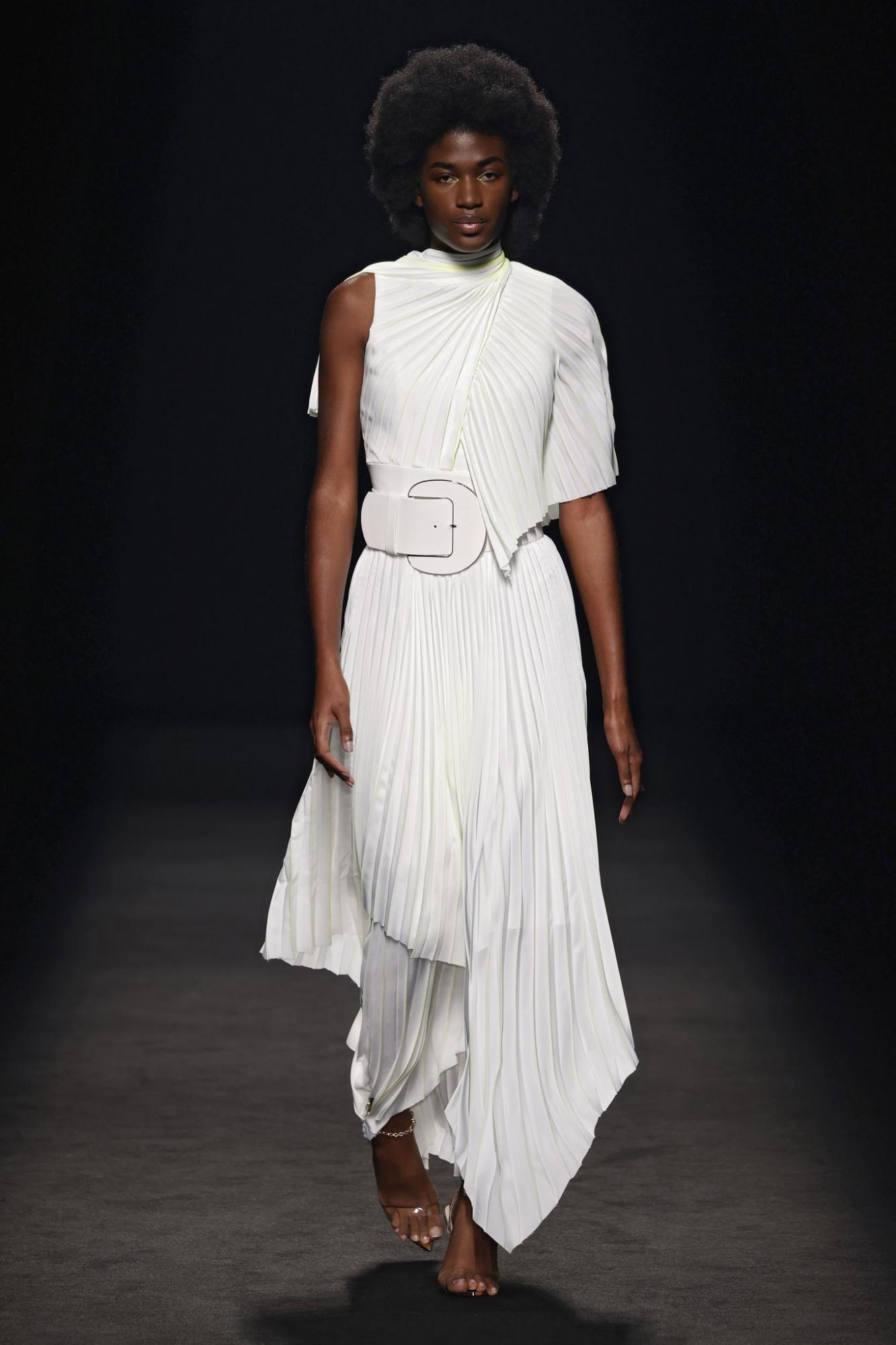 Traje blanco plisado