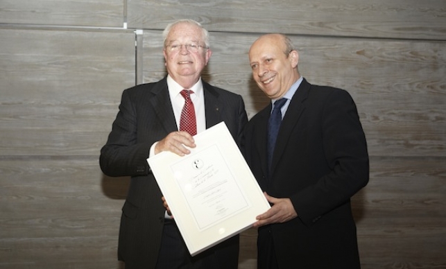 El ministro Wert le entrega el premio