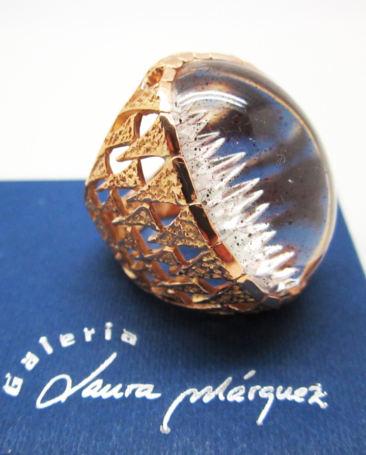 Anillo de oro y cristal de roca