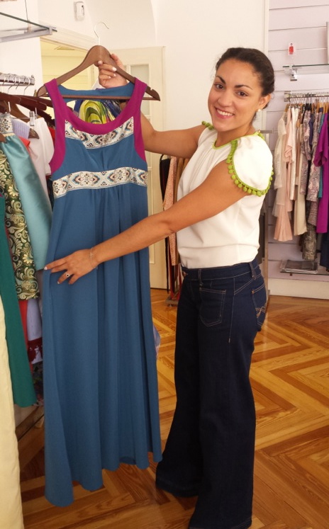 Con uno de sus diseños