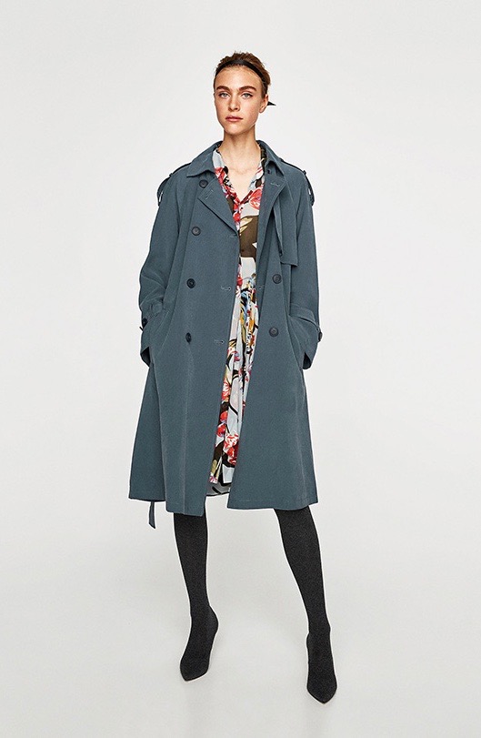 Gabardina azul de Zara
