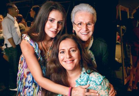 Con su madre Angela y su abuela Rosita