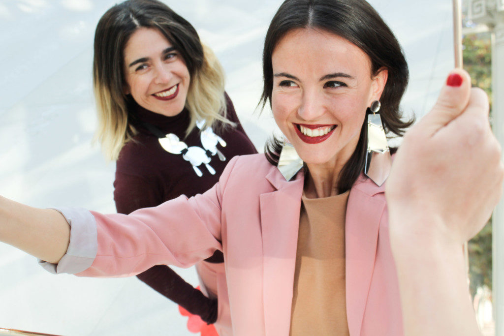 Leire y Estefanía, papiroga