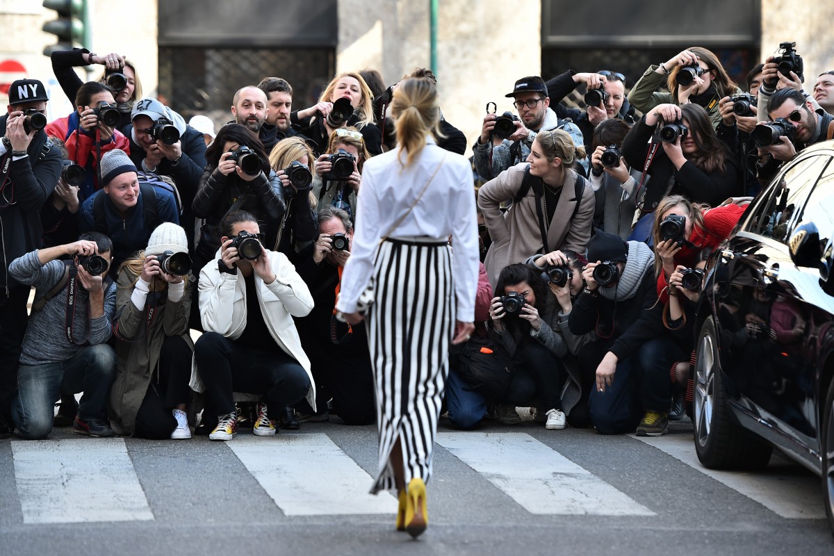 Influencer rodeada de fotógrafos