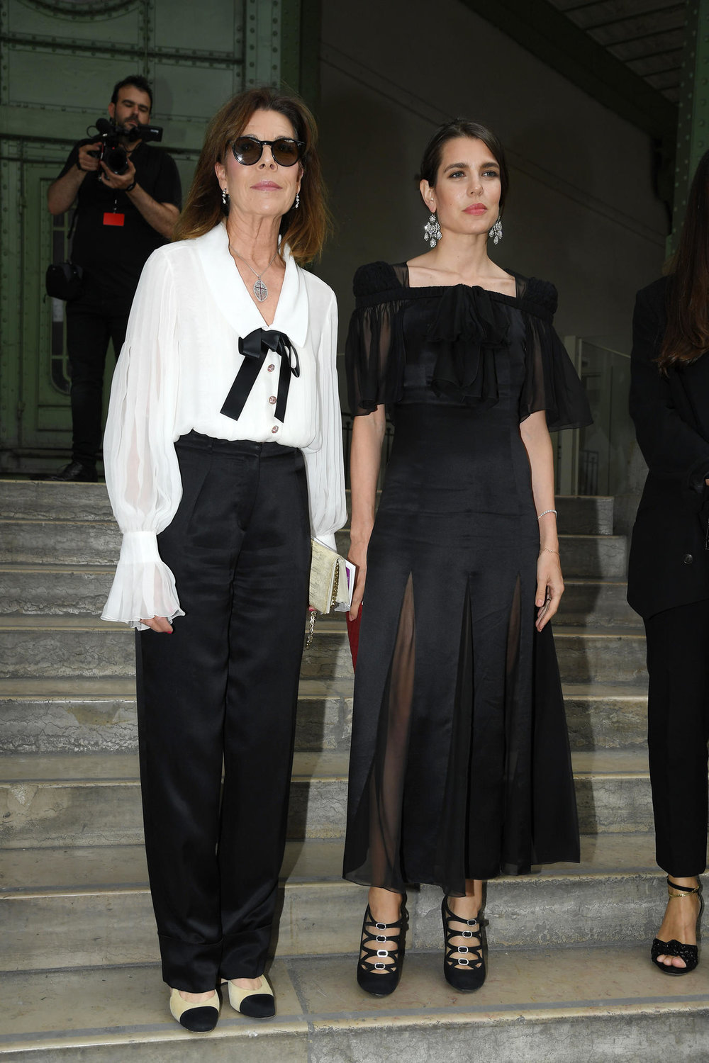 Junto a su madre Carolina, de Chanel
