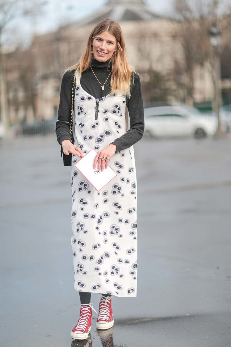 Vestido y sneakers
