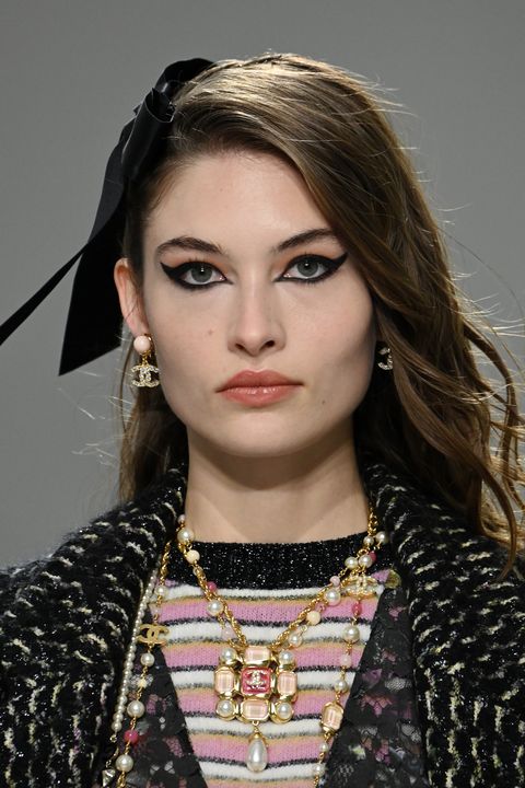 Logo Chanel con perlas