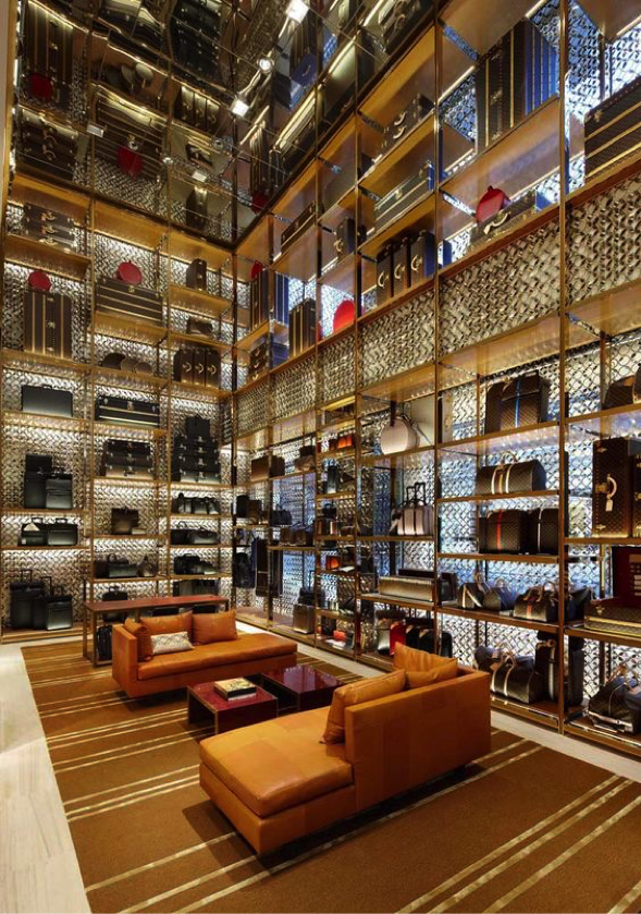 Interior de una tienda de Vuitton