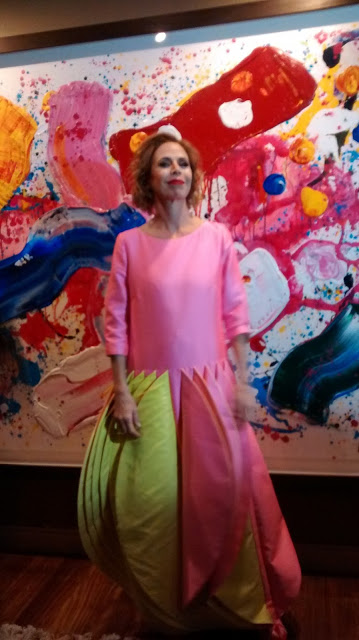 Con vestido rosa y verde