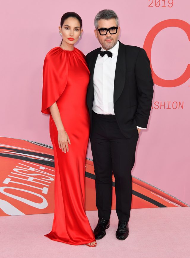 Brandon Maxwell y Lily Aldridge