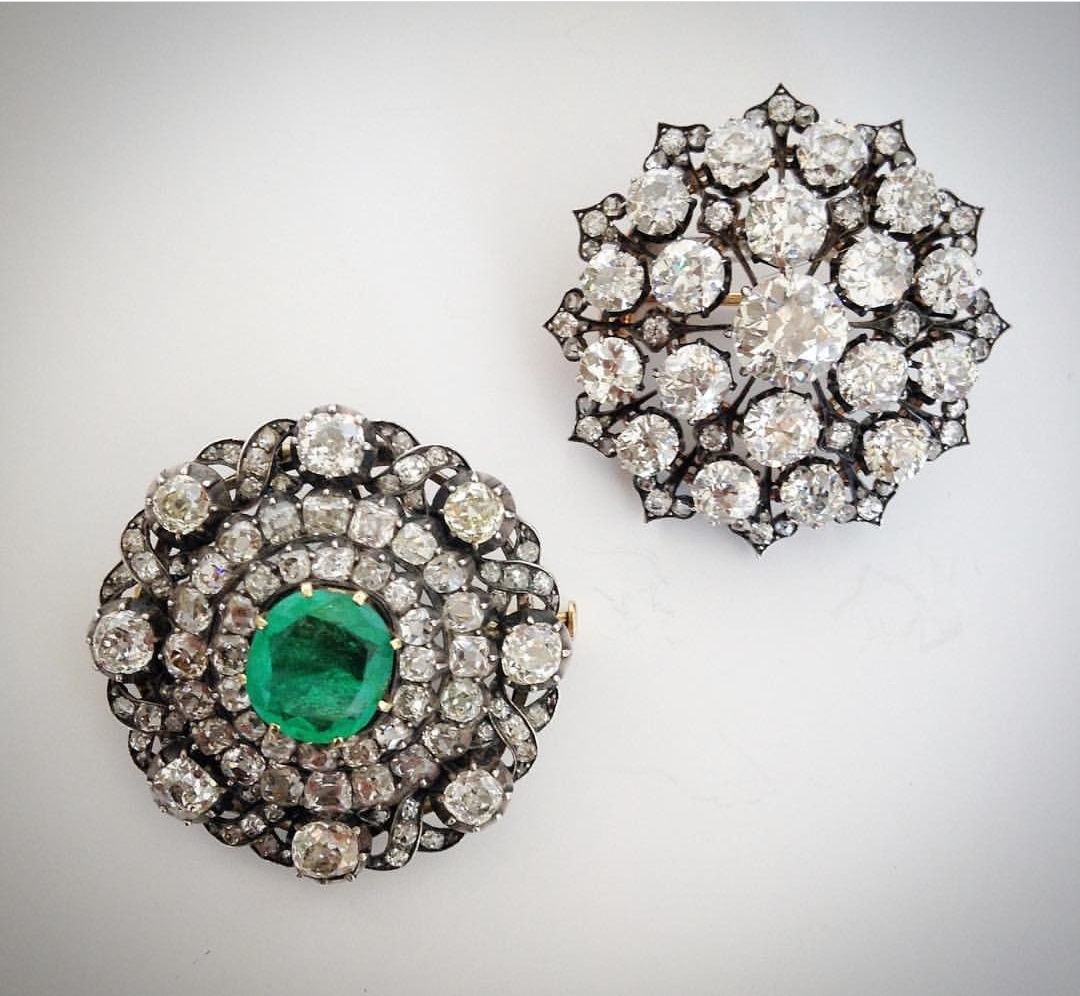 Broches diamantes y esmeraldas