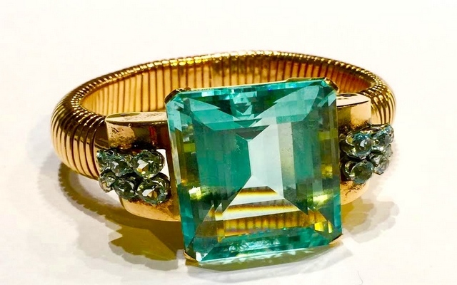Anillo de oro y esmeralda