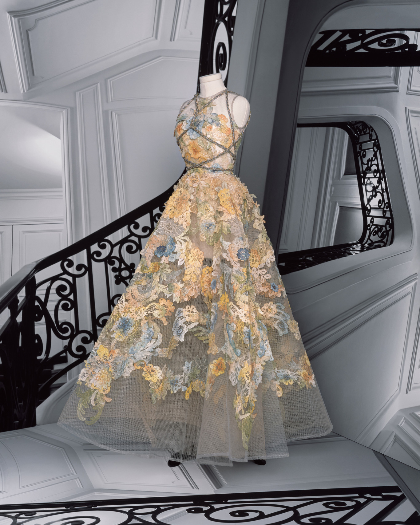 Traje de noche de tul. Dior
