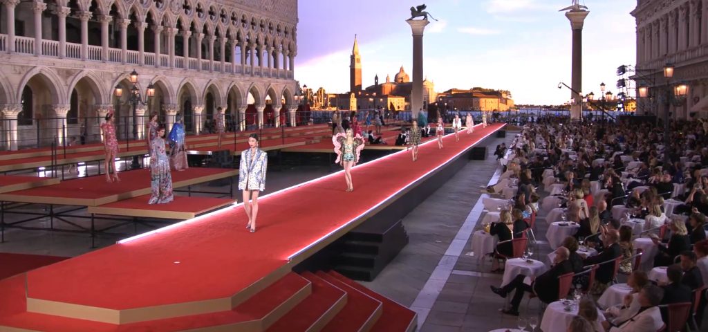 Pasarela en la plaza San Marcos