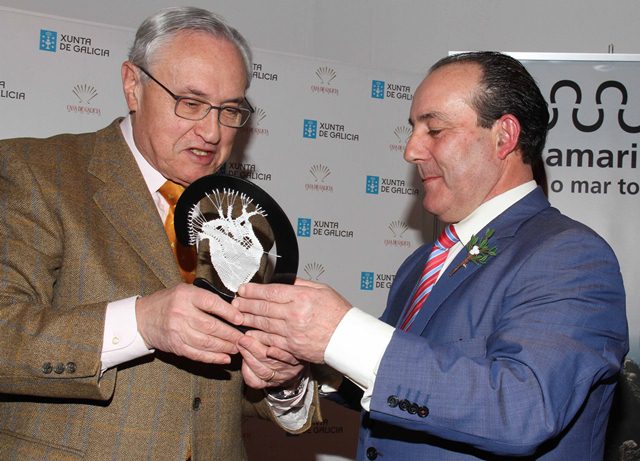 El delegado recibe del alcalde un corazón de encaj