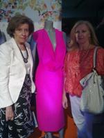 Asmoda junto a un diseño de Lomba