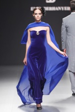 Modelo en terciopelo azul de su última colección