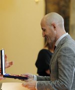Lomba recibiendo la Medalla