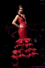 Traje en rojo y negro