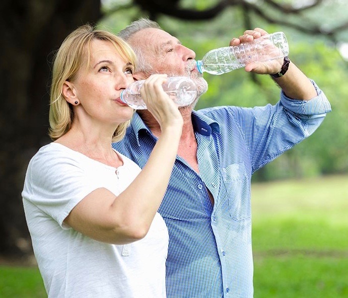 Beber abundante agua