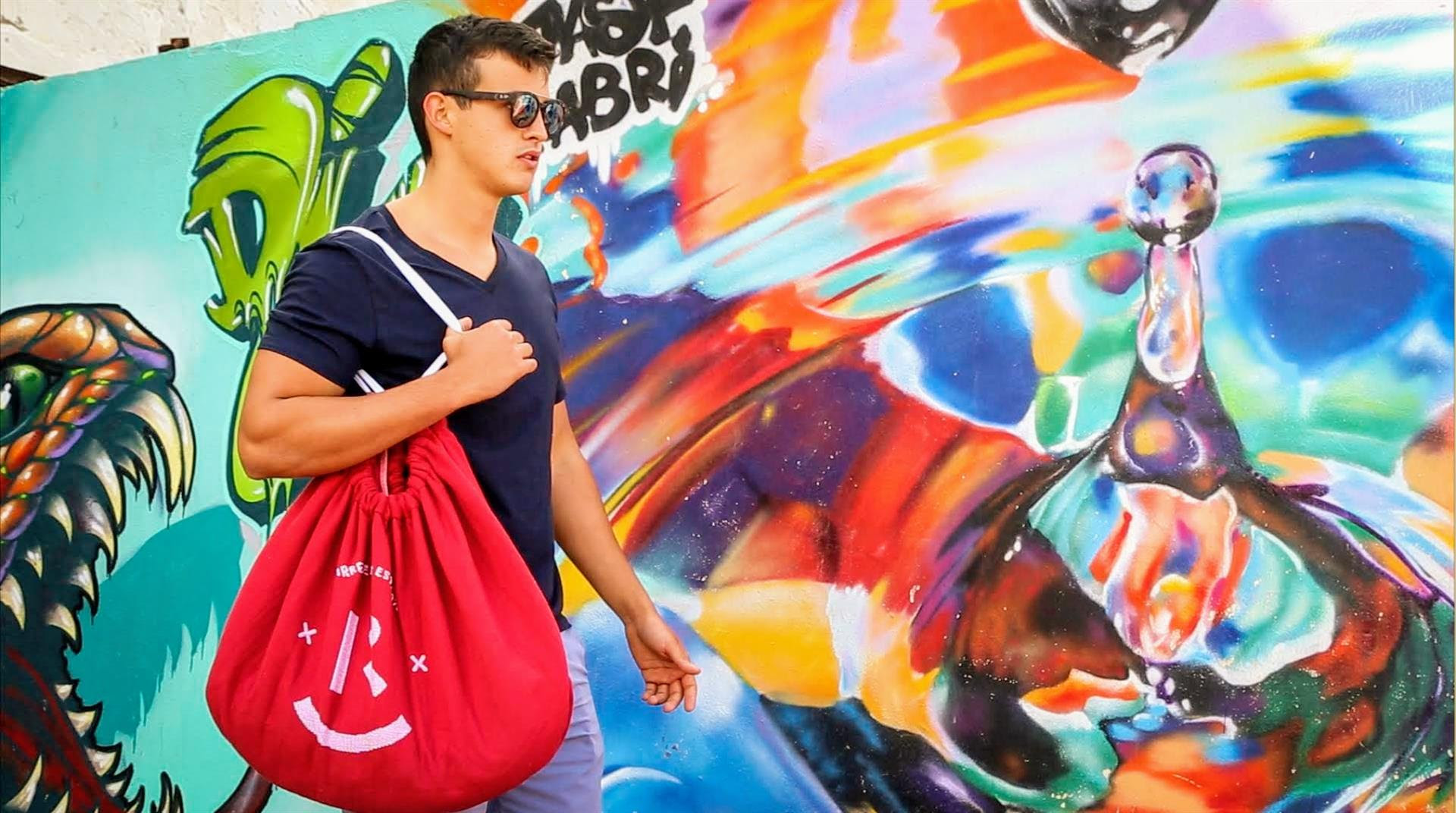 Complementos UN PRÁCTICO BOLSO-TOALLA