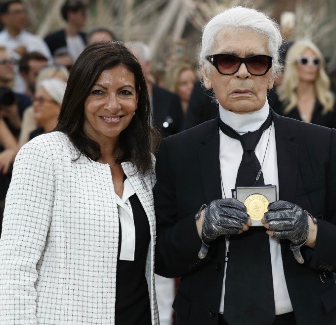 Nº 126 - PARIS CONDECORA A KARL LAGERFELD