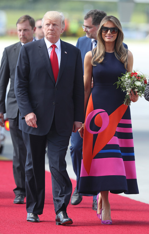 Melania con traje de Delpozo