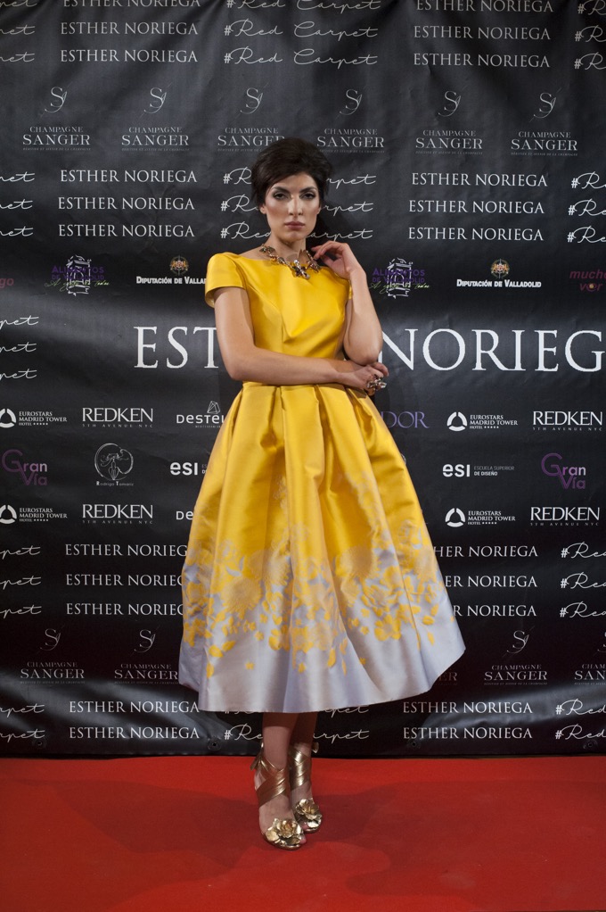Modelo en raso amarillo