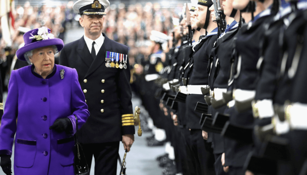 Isabel II con la Royal Navy