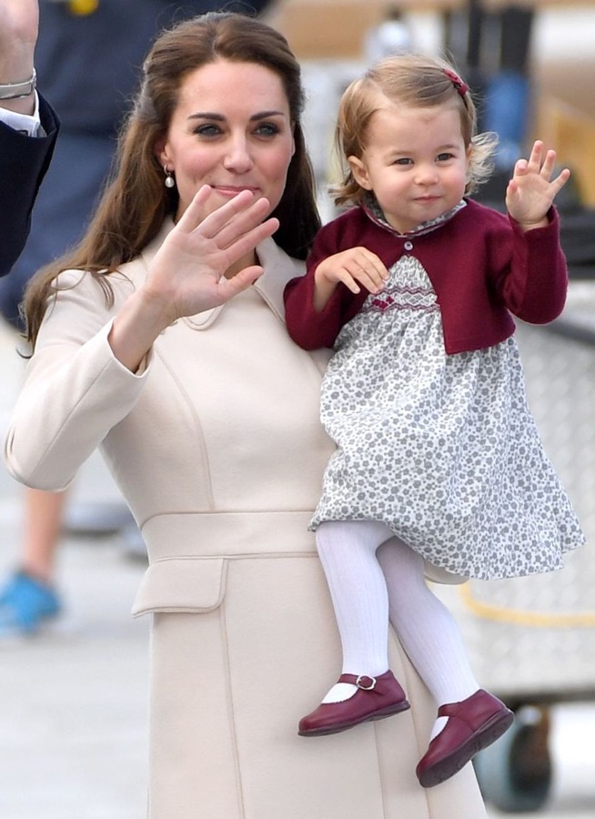 Con su madre la duquesa de Cambridge