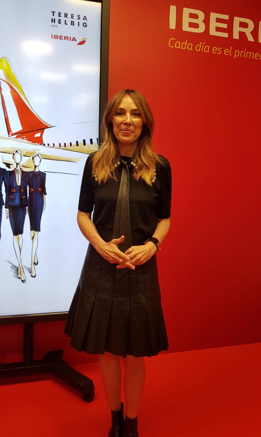 Teresa Helbig, sonríe feliz