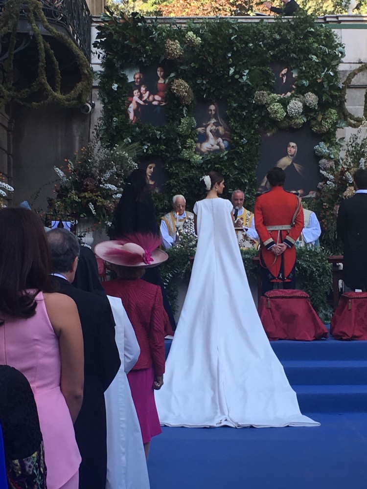 Delante del altar en el jardín