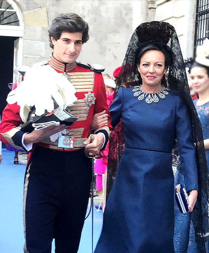 El novio con su madre, Matilde Solís