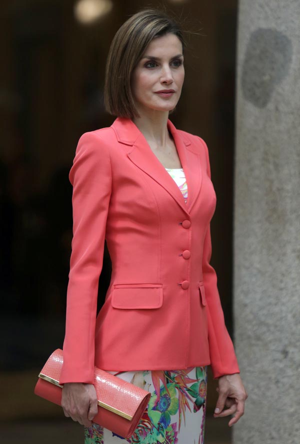 El blazer coral de la reina Letizia