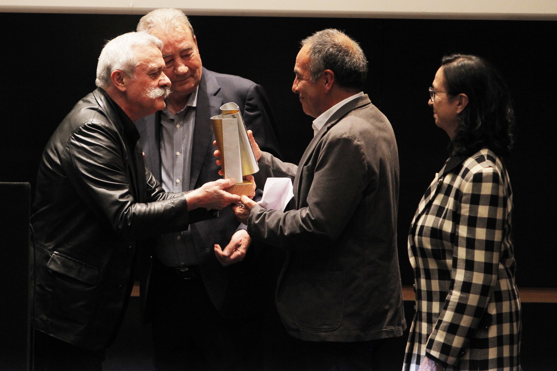 Pedro Mansilla entrega el premio de Elio B.
