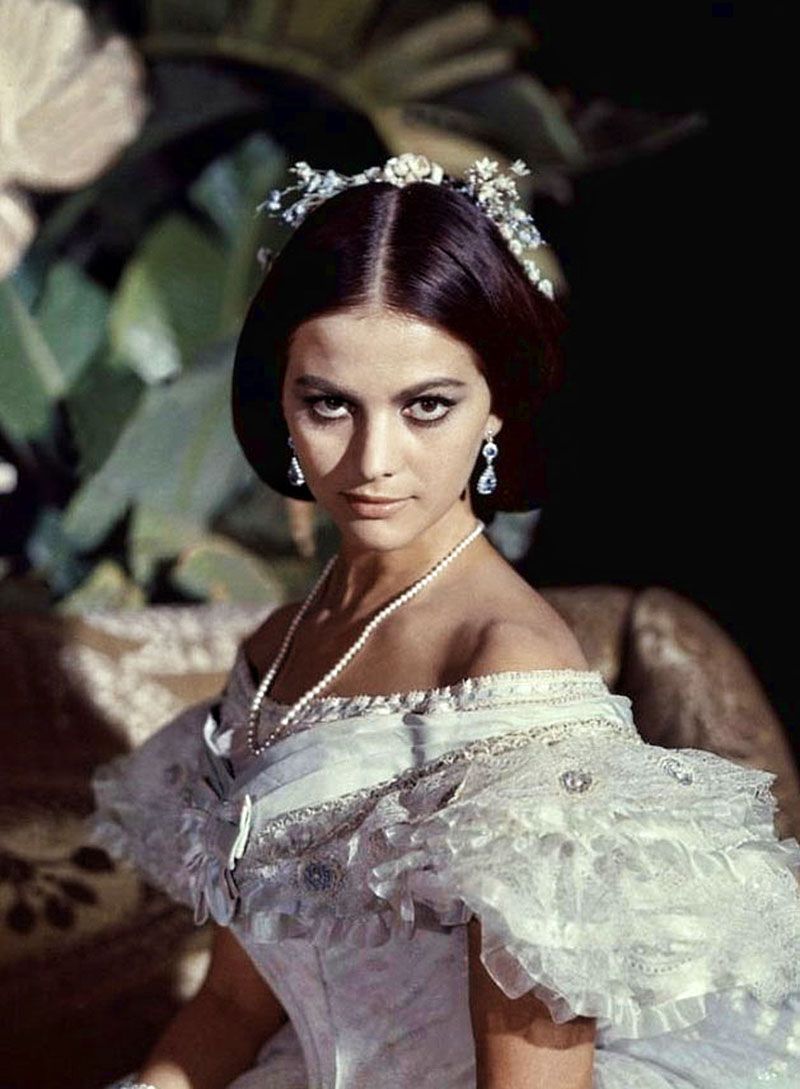 Nº 147 - CLAUDIA CARDINALE SUBASTA SU ROPA