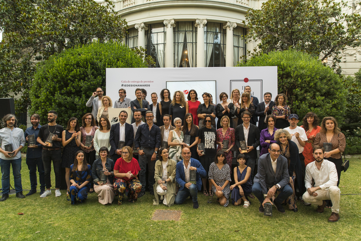 Los premiados con el Jurado y directivos de IED